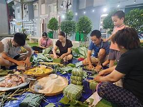 Gói bánh Tết